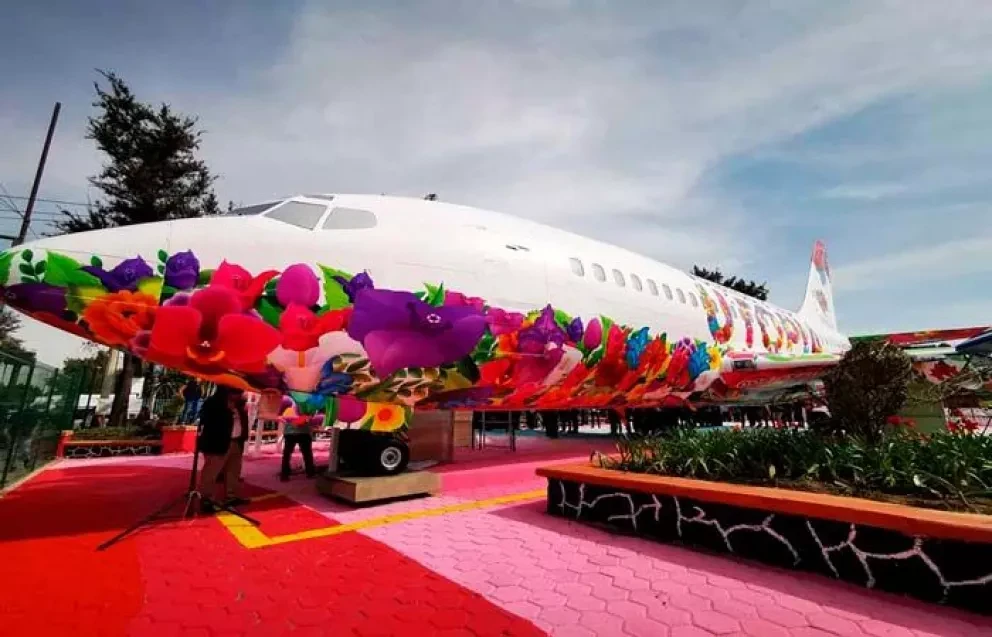 Convierten avión abandonado en biblioteca digital para niños en México