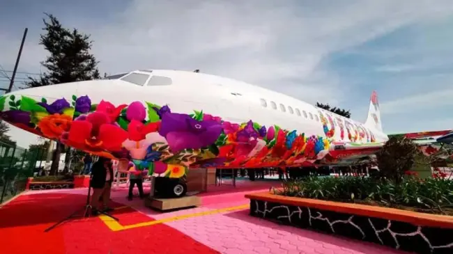 Convierten avión abandonado en biblioteca digital para niños en México