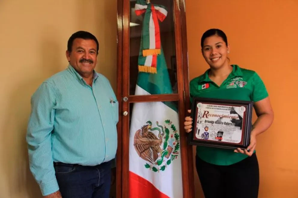 Briseida Acosta es ejemplo y orgullo a los navolatenses