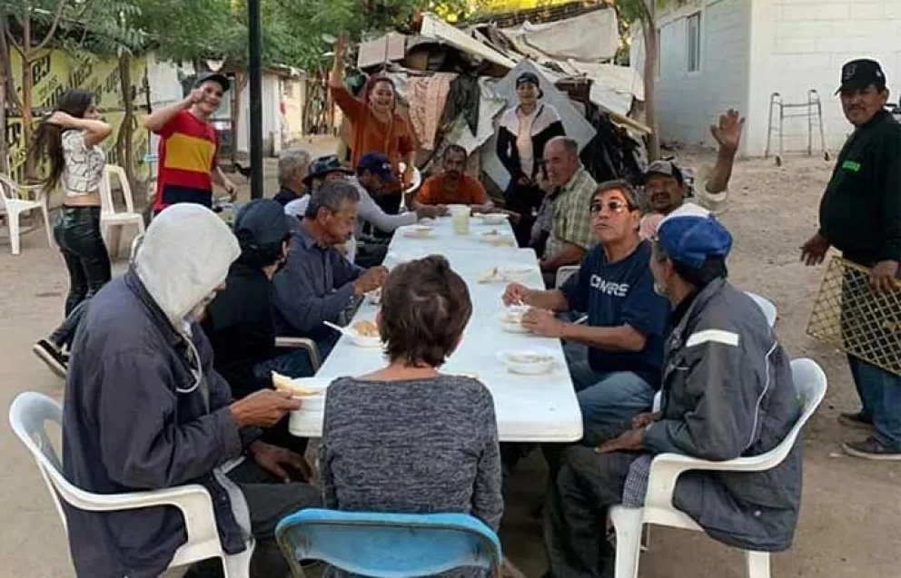 Jorge Castillo un buen samaritano que ayuda adultos mayores