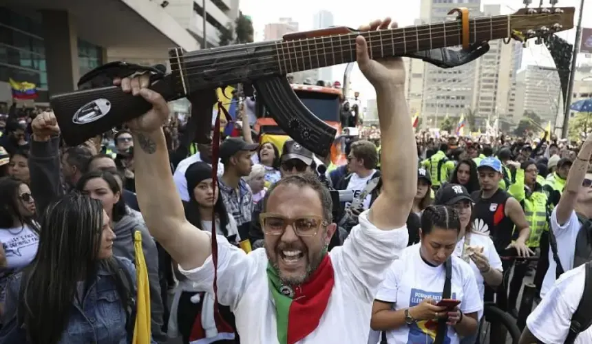 César López: revolucionar el arte y la música contra delito en Sinaloa