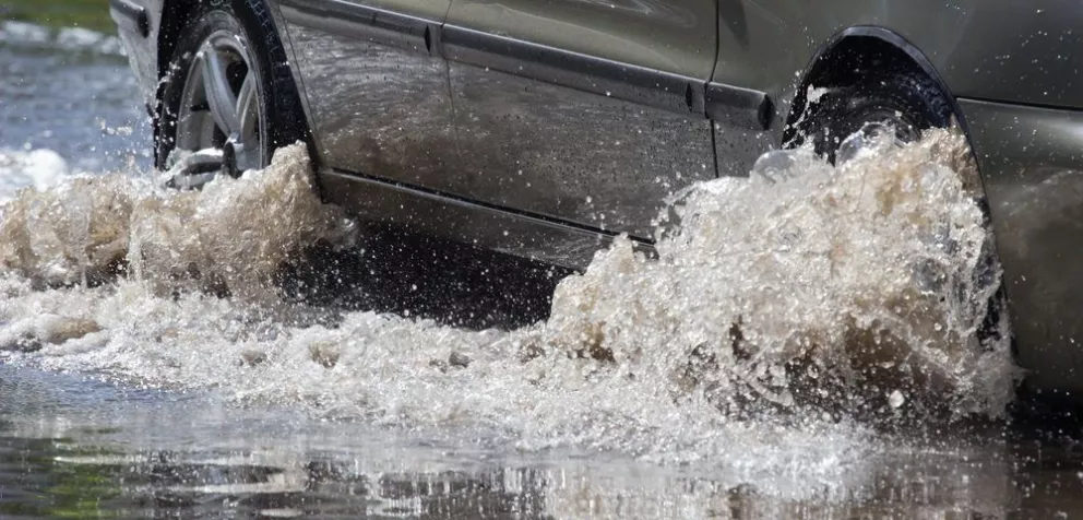 ¿Cómo puedes pasar una calle inundada sin quedarte varado?
