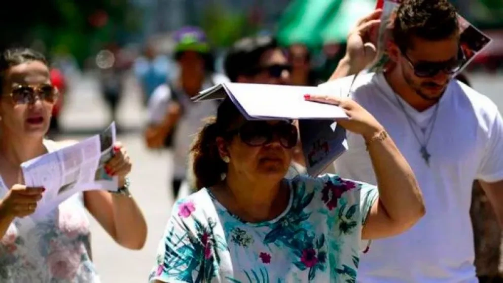 Entregan despensas y agua en 13 municipios por altas temperaturas