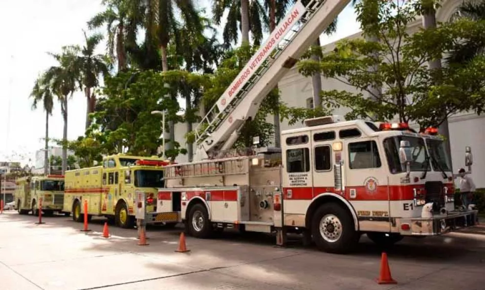 Entregan camión bombero de escalera telescópica a Bomberos Veteranos de Culiacán