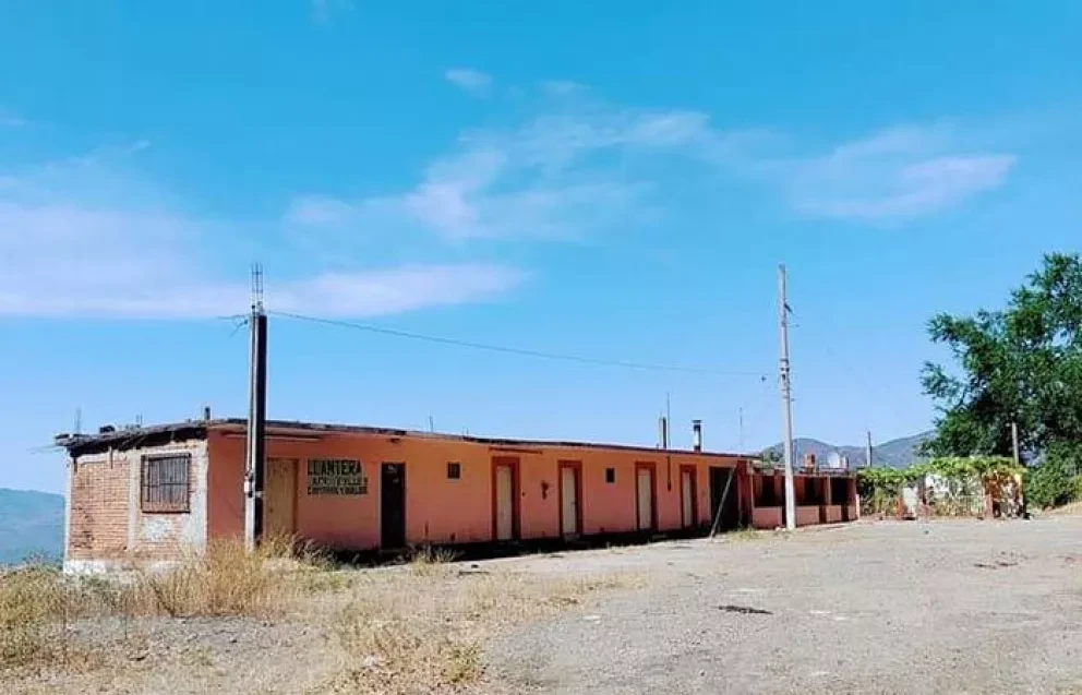 Un cantil que sirvió de refugio para traileros por varias décadas en Concordia