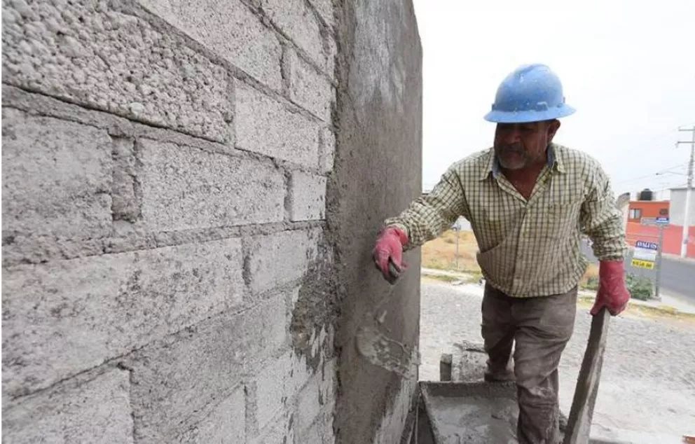 Construyendo casas, Eliazar construye la esperanza de una vida mejor