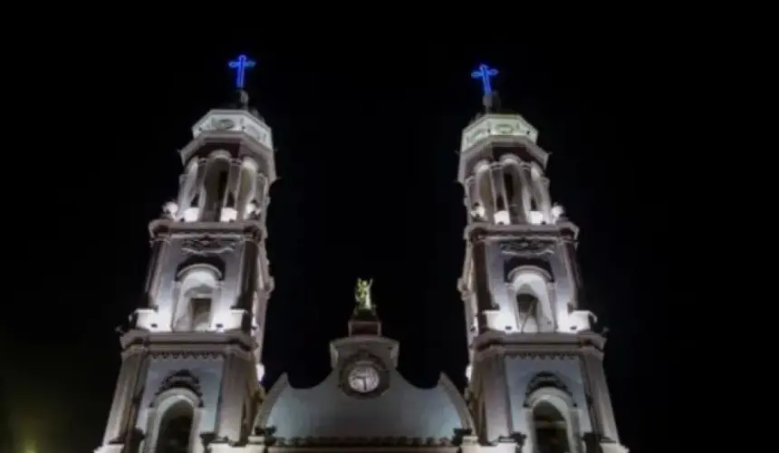 Catedral de Culiacán deslumbra con luces de neón