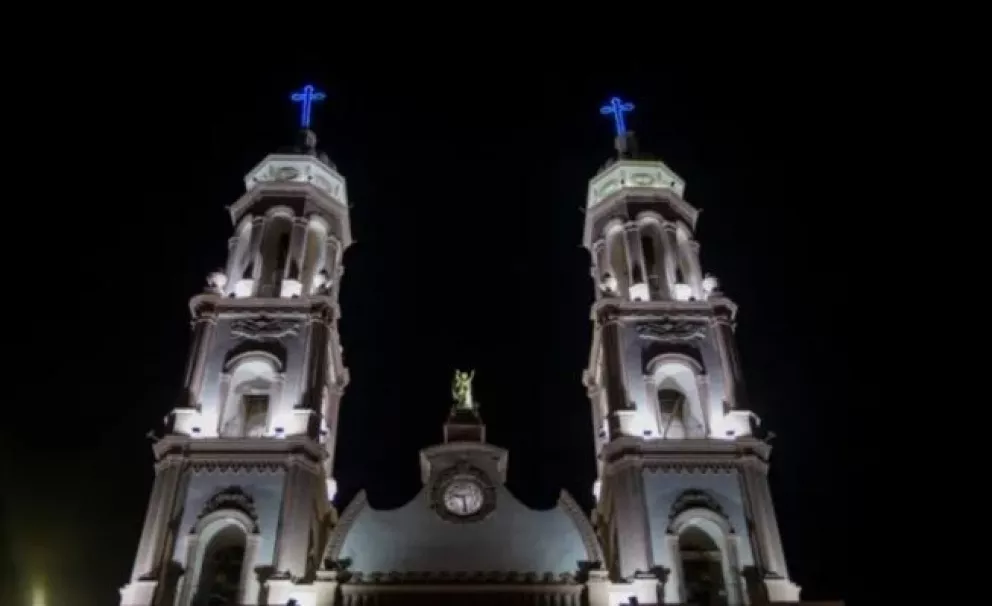 Catedral de Culiacán deslumbra con luces de neón