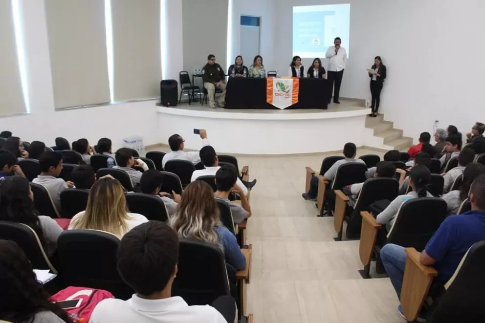 Imparten curso a alumnos de CECYTE sobre el tráfico de personas
