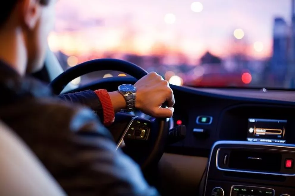 ¿Cómo usar de forma segura el celular mientras conduces?