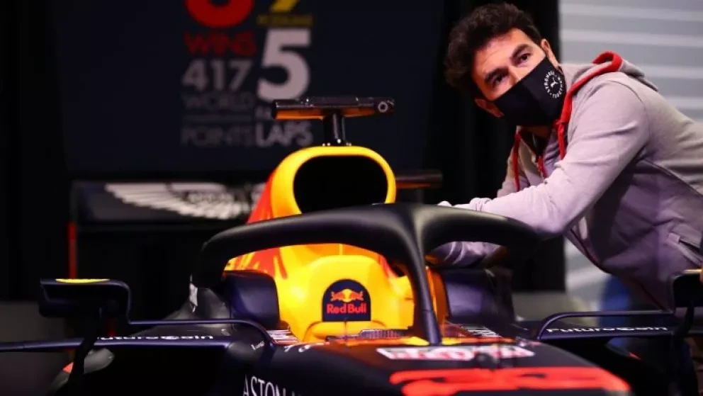Checo Pérez presume casco con bandera de México y símbolos aztecas