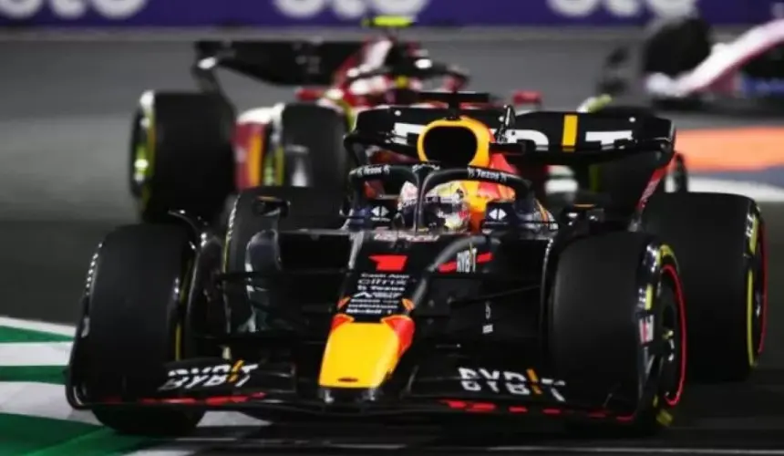 Checo Pérez 4º en Gran Premio de Arabia Saudita; gana Max Verstappen