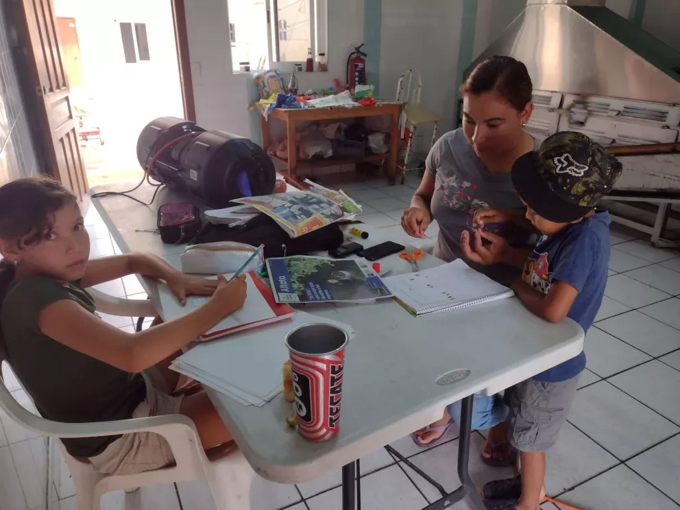 Niños de Altata reciben sus clases desde casa