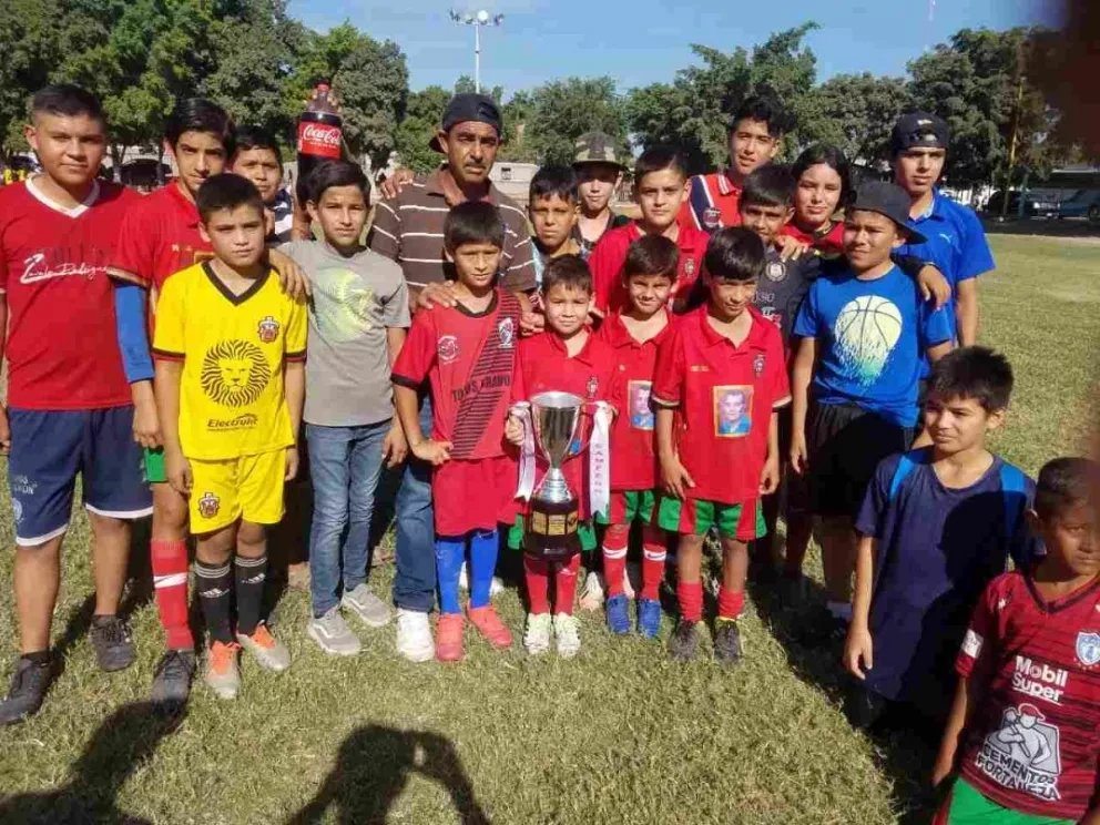 Club TonyFZ entrena fútbol para evitar niños de calle en Villa Juárez