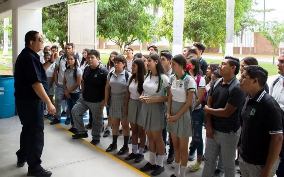 Estudiantes de COBAES Villa Juárez visitan academia de policía