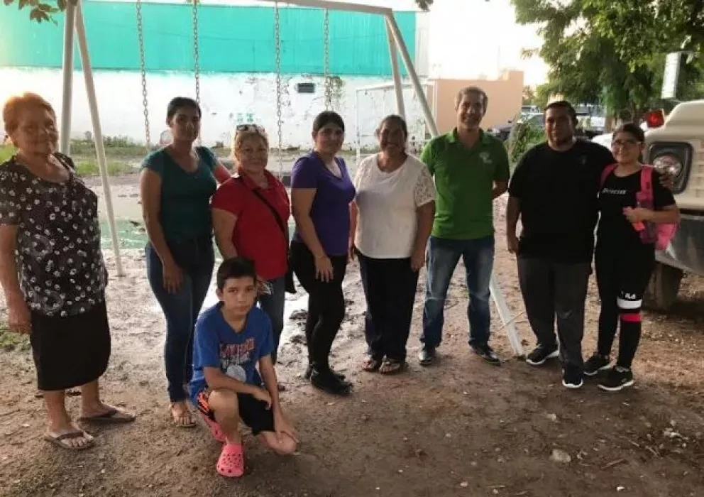 Instalan columpios en el parque Alfonso G. Calderón de Villa Juárez