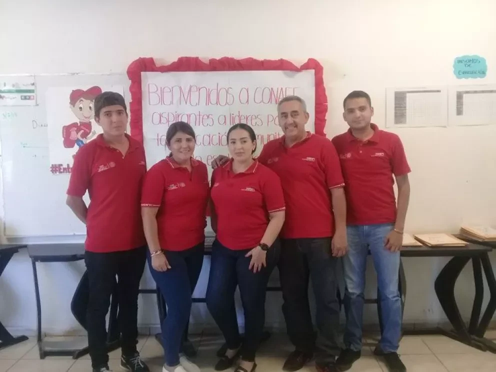 Capacita a jóvenes CONAFE en Villa Juárez