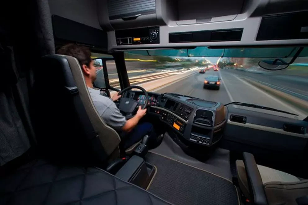 Prohíben el uso de celulares a conductores en carreteras federales
