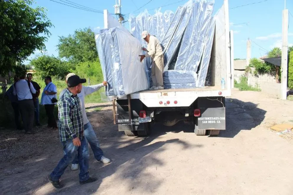 Entregan más colchones en Villa Juárez