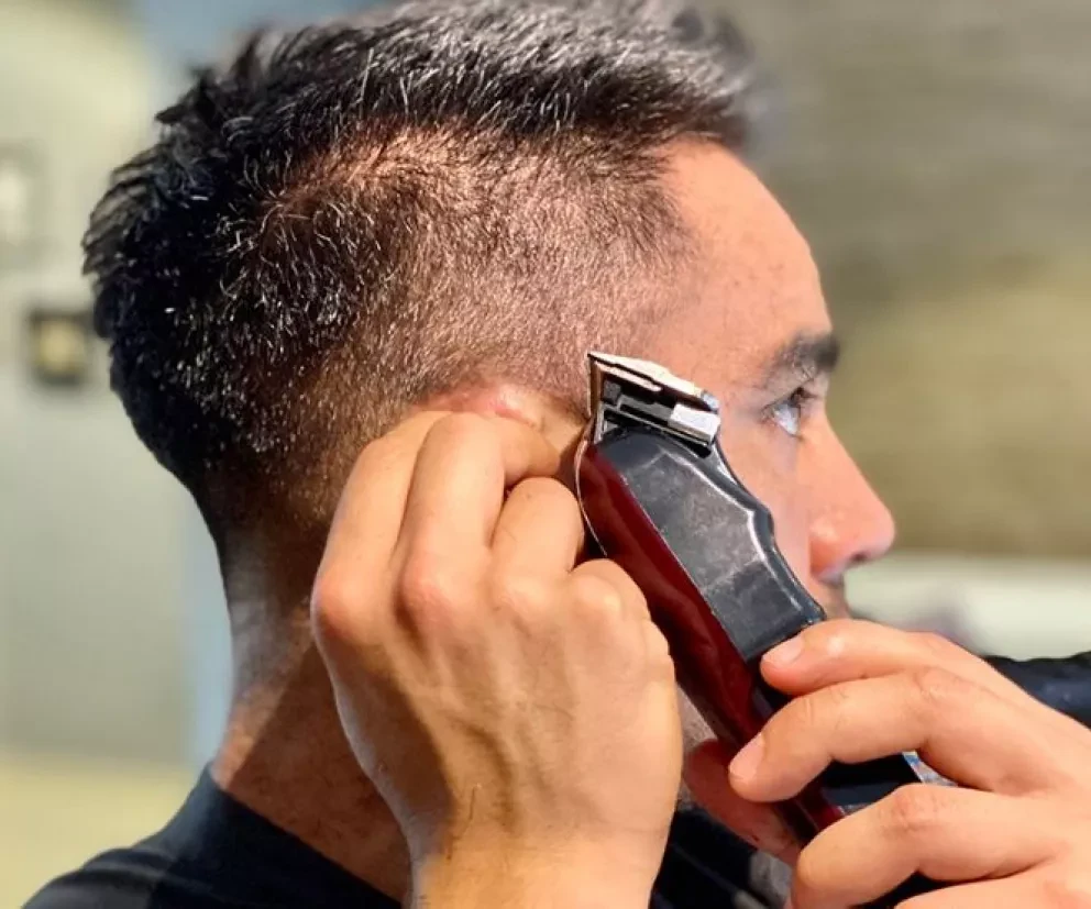 Guía para cortar el pelo a tu pareja, padres, amigo o a ti mismo en casa