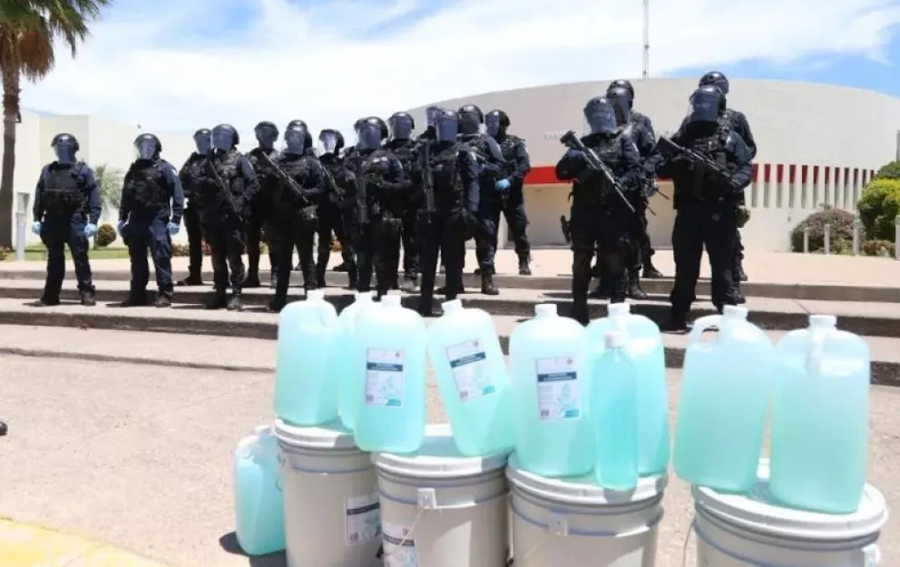 Influencer Jiapsi Yáñez dona gel antiviral a policías sinaloenses