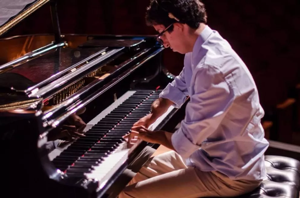 Con 8 dedos joven pianista enamorará a la Filarmónica de Jalisco