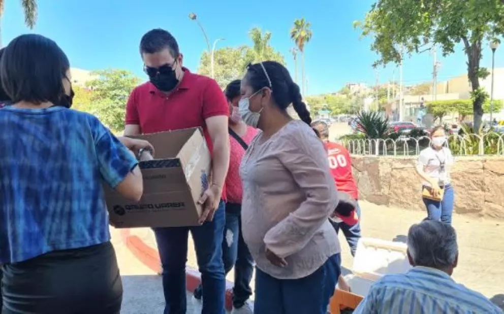 Voluntarios QuiPron regalan comida a 630 familiares en hospitales