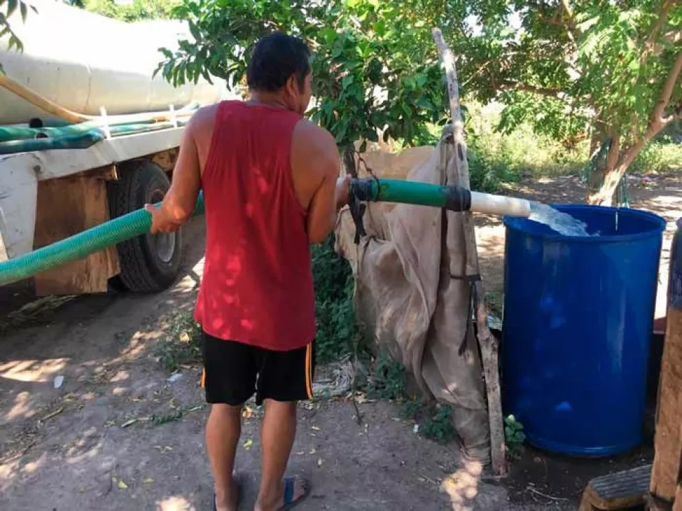 Grupo de jóvenes voluntarios lleva agua a colonias de Villa Juárez