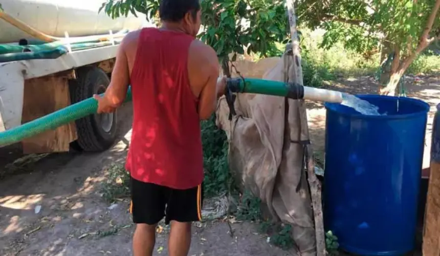 Grupo de jóvenes voluntarios lleva agua a colonias de Villa Juárez