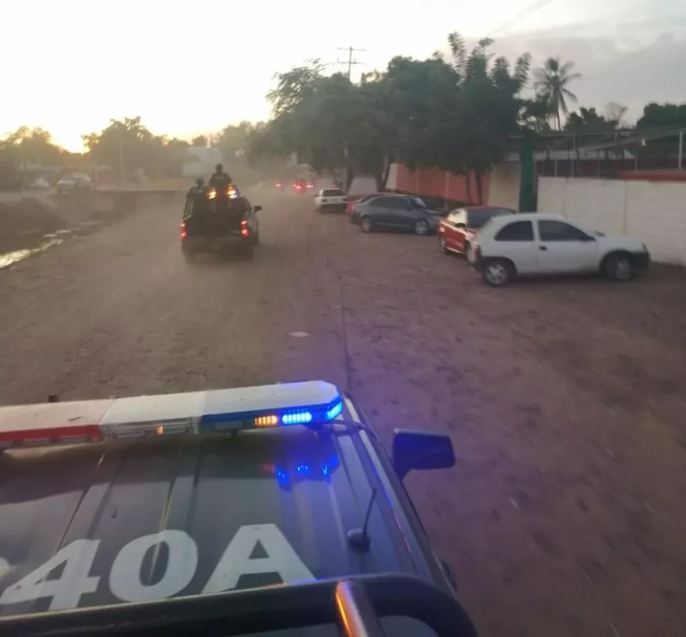Policías entregan juguetes a niños de la sindicatura de Aguaruto