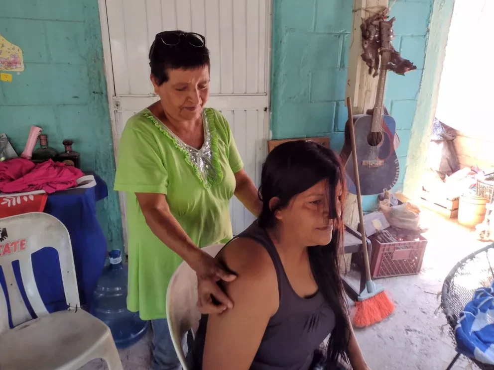 Doña “Felis”, con la fuerza de sus manos sana los dolores de la gente