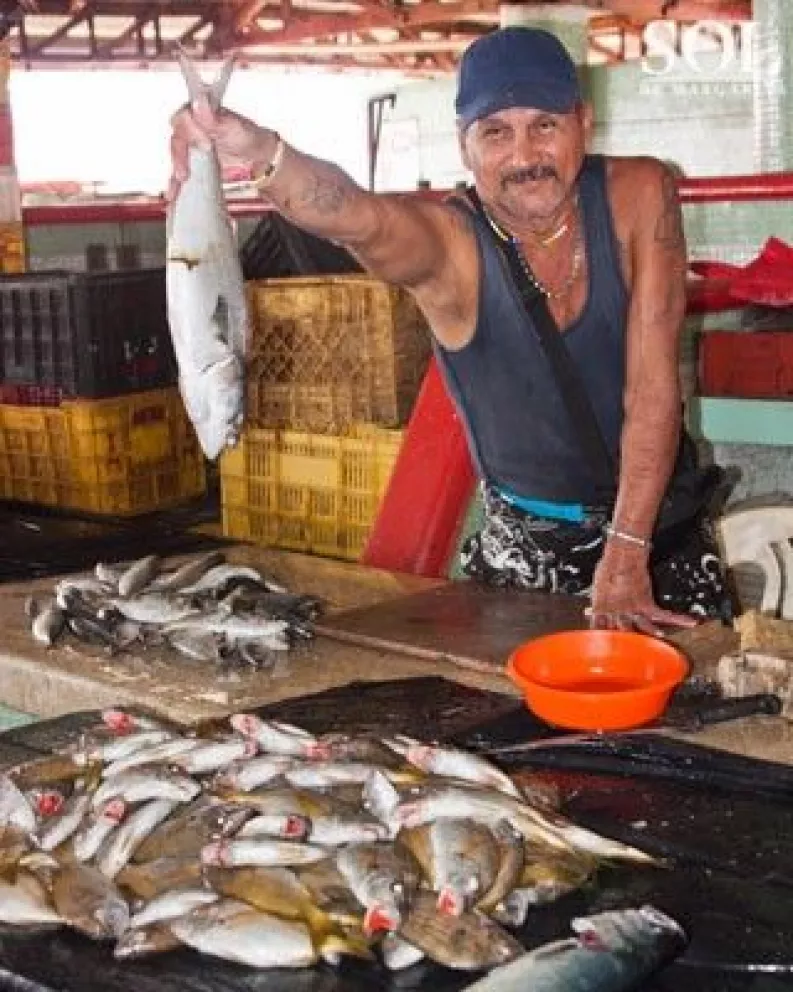“Don Tiburón”, tiene 40 años vendiendo pescado en la Toledo