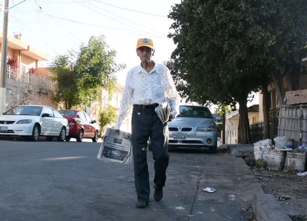 Repartidor de periódicos con 100 años en Culiacán