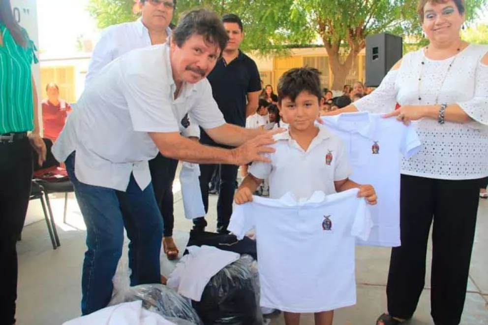 Entregan 5 mil uniformes a estudiantes de Villa Juárez