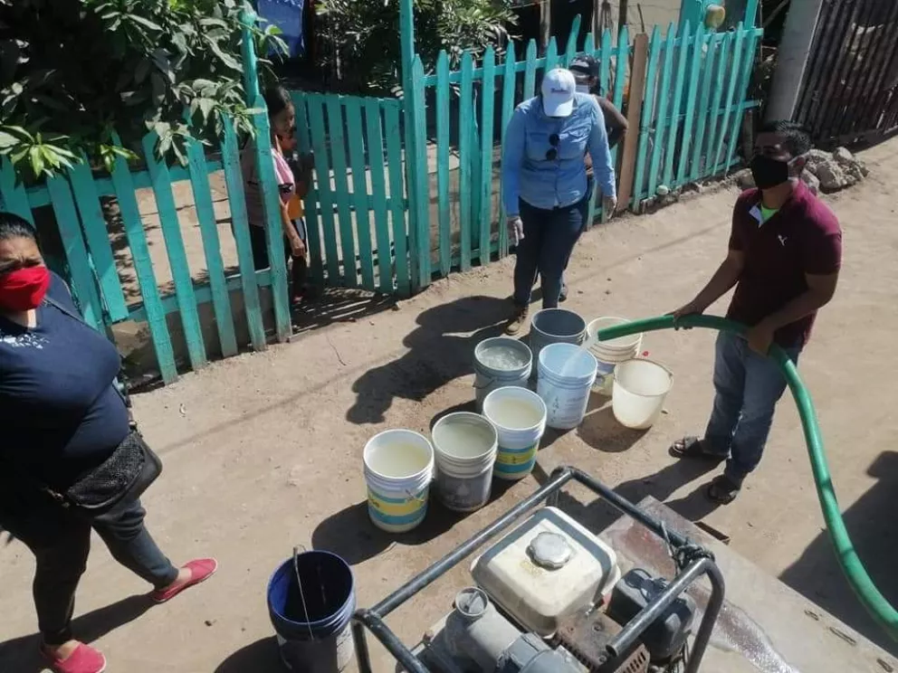 Donan cloro en Villa Juárez para sanitizar hogares