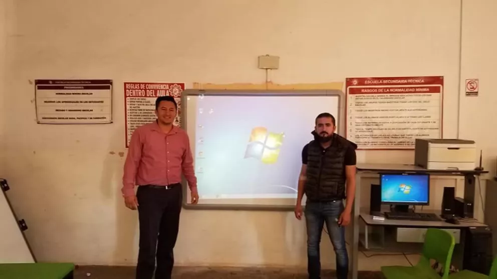 Donan pizarrón interactivo a Secundaria Técnica 51 de Villa Juárez