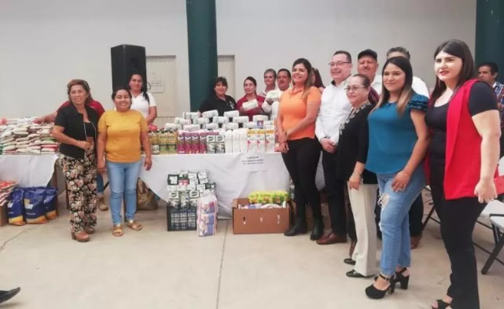 Donan alimentos a comedores comunitarios en Villa Juárez
