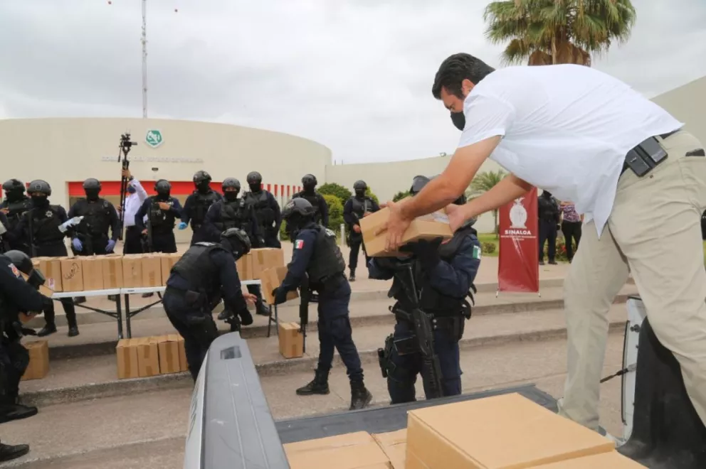 Grupo Coppel dona cubrebocas y gel antibacterial a policías