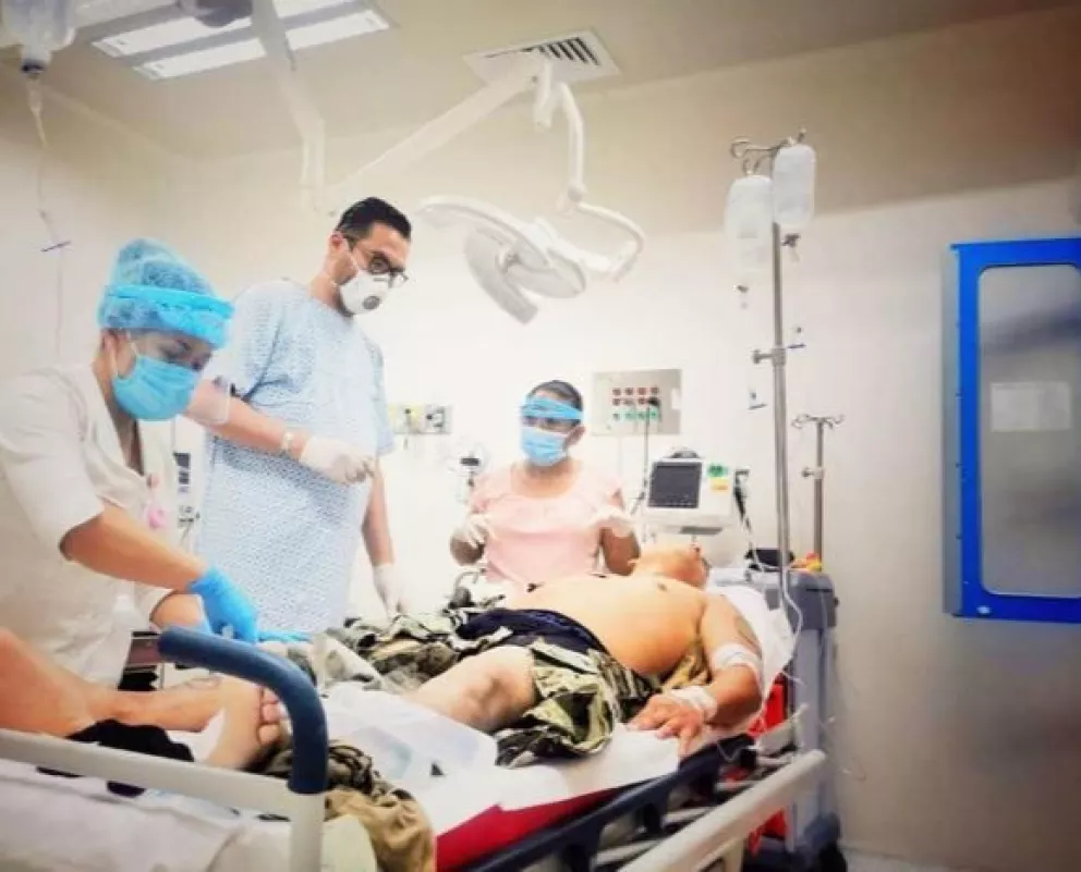 Médico mexicano se levanta de camilla para salvar una vida