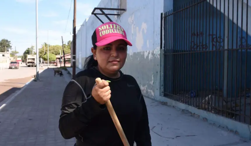 La escoba es aliada de Maricela recogiendo esperanza en calles de Altata