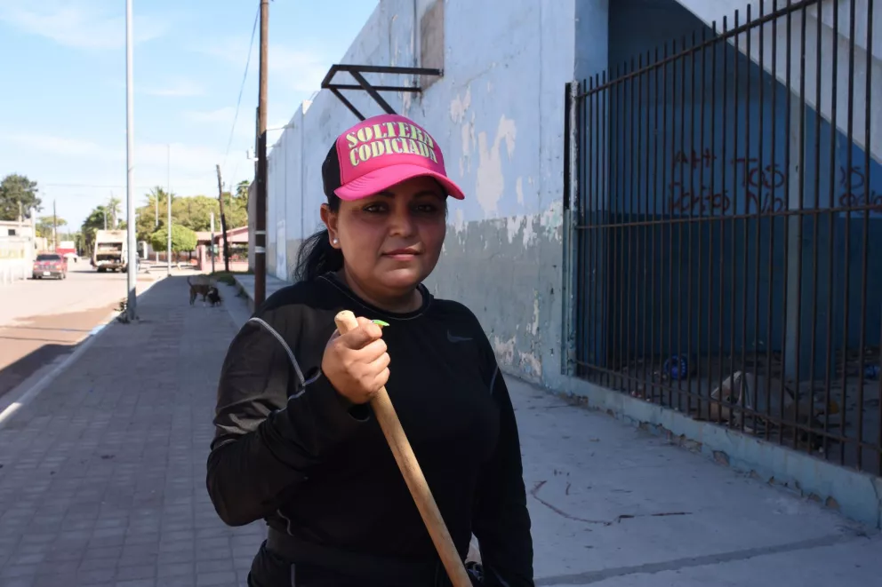 La escoba es aliada de Maricela recogiendo esperanza en calles de Altata