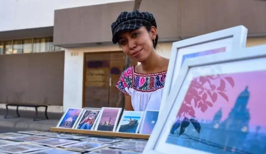 VIDEO: Vendiendo fotografías de Culiacán, hoy recorre el mundo; Gabriela Cervantes