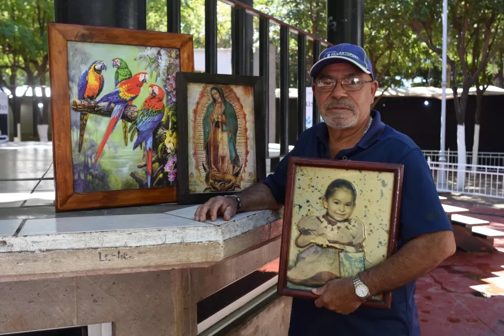 Gabriel López es un artista de la madera en Navolato