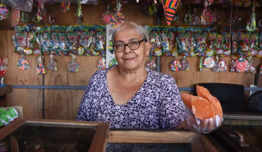 Desde hace 49 años Amalia endulza a todos en la Verbena