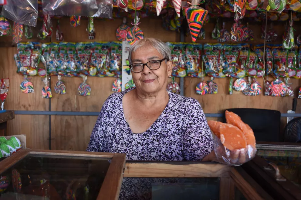 Desde hace 49 años Amalia endulza a todos en la Verbena