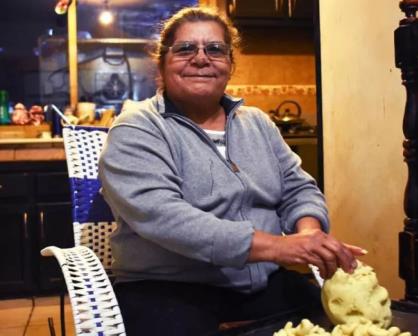 (VIDEO) Doña Chave pone el sabor de las empanadas y coricos de Mocorito