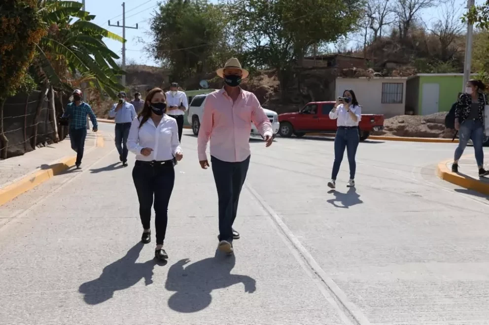 Entregan y supervisan obras en Cosalá