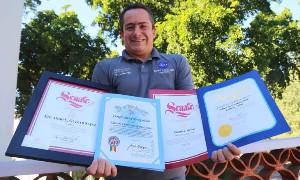 Eduardo Guizar mexicano con pies en la tierra y ruedas en marte