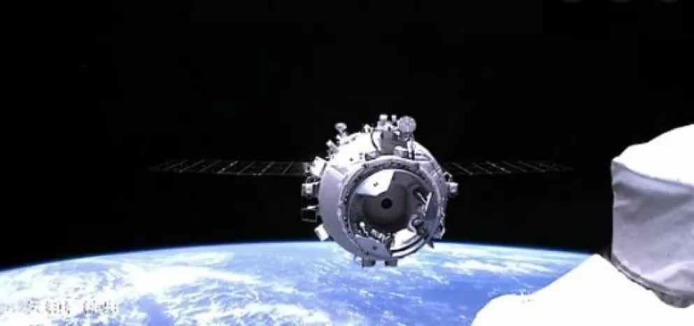 China manda con éxito a 3 astronautas a su estación espacial