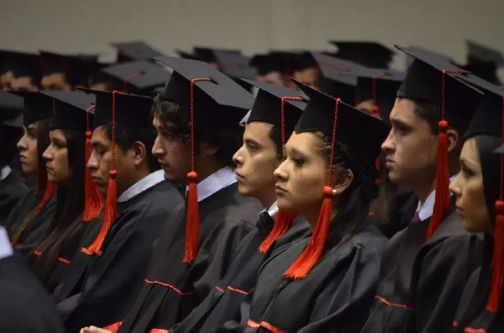 ¿Tener título universitario te garantiza un buen sueldo?